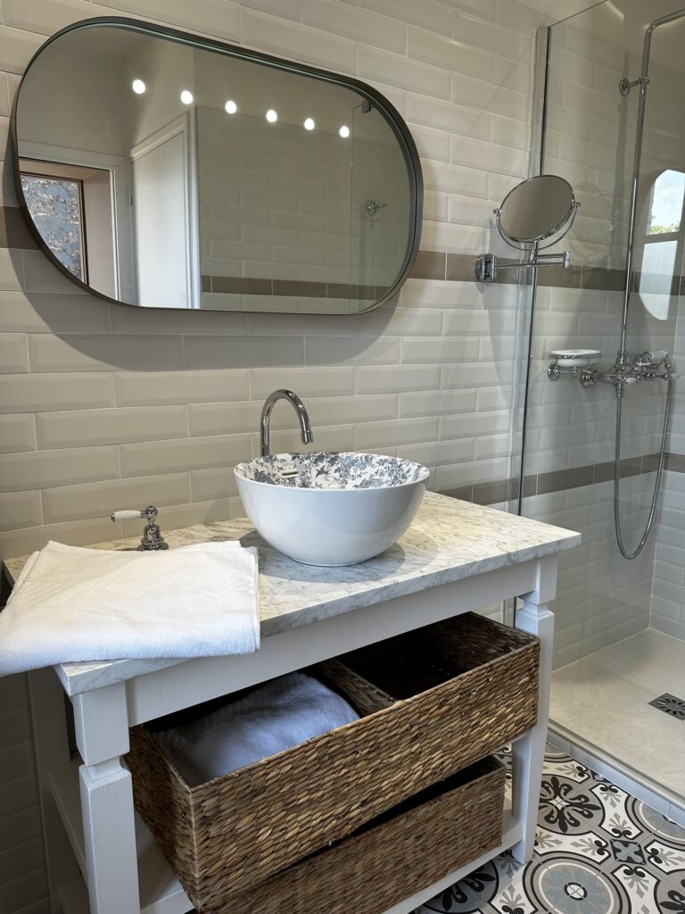 Sophie_Deco_Decoration_Interieur_Agencement_Caen_Normandie_Demeures_De_Charmes_Ses_2_Marguerites_Alencon_15 Salle de bain de la chambre fenêtre sur le château des ducs Demeures de Charmes Ses 2 Marguerites Alençon Sophie Déco