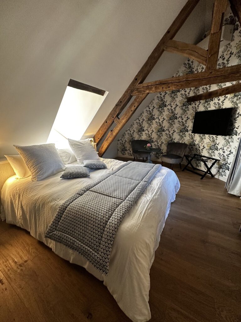 Sophie_Deco_Decoration_Interieur_Agencement_Caen_Normandie_Demeures_De_Charmes_Ses_2_Marguerites_Alencon_21 Chambre fenêtres sur toits Demeures de charmes Ses 2 Marguerites Alençon Sophie Déco
