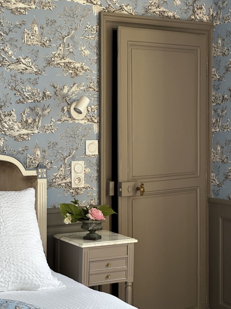 Sophie_Deco_Decoration_Interieur_Agencement_Caen_Normandie_Demeures_De_Charmes_Ses_2_Marguerites_Alencon_5 Chambre fenêtre sur le château des ducs Demeures de Charmes Ses 2 Marguerites Alençon Sophie Déco
